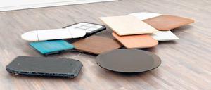 Drehmomente. Rotierende Tischplatten der Installation „Turntable (My Boyfriend’s Back)“ von Jim Lambie (2004).