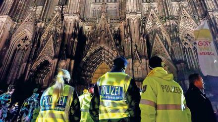 Zum Jahreswechsel waren 1500 Beamte von Land und Bund vor dem Kölner Dom und im Hauptbahnhof eingesetzt. 