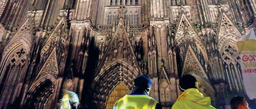 Zum Jahreswechsel waren 1500 Beamte von Land und Bund vor dem Kölner Dom und im Hauptbahnhof eingesetzt. 