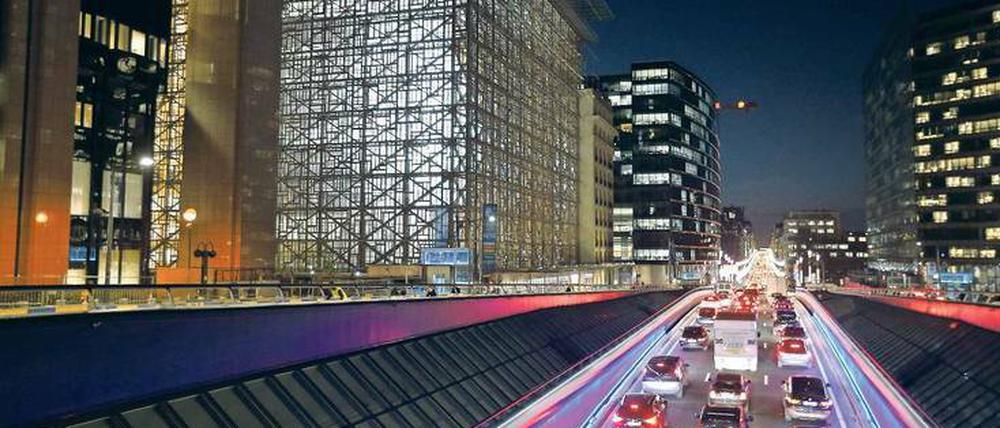 "Space Egg" tauften britische Journalisten das neue EU-Gebäude in Brüssel (links im Bild). 