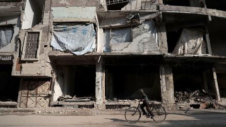 Ein bisschen Normalität statt Bombenhagel und Artilleriefeuer - ein syrischer Junge radelt entlang zerstörter Straßen in Duma, einem Vorort von Damaskus.