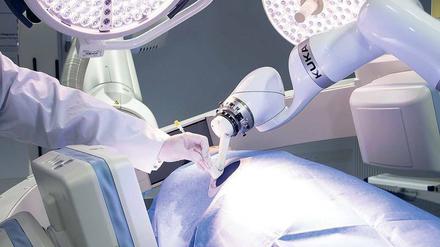 Gemeinsam am OP-Tisch. Roboter sind präzise Helfer in der Medizin.