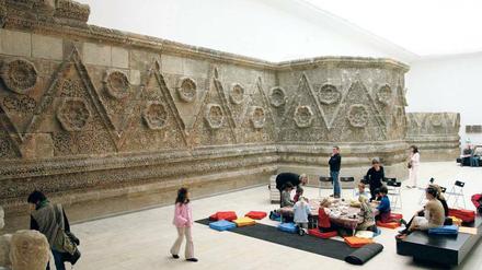 Die Fassade des Haupttors von Mschatta im Museum für Islamische Kunst im Pergamon-Museum.