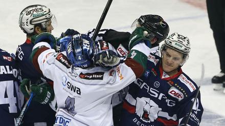 Frustabbau auf dem Eis: Die Eisbären-Spieler bei einer Rauferei.