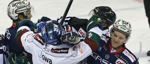 Frustabbau auf dem Eis: Die Eisbären-Spieler bei einer Rauferei.