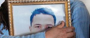 Hanan Amri, Schwester von Anis Amri, mit einem Porträt ihres Bruders