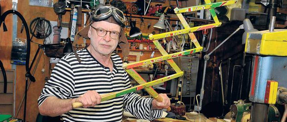Einfach währt am längsten. Hans Krüger mit der berühmten Knallerbsenzange in seinem Atelier in Prenzlauer Berg.