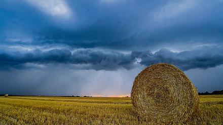 Starkregen im Frühjahr hat an vielen Orten Deutschlands große Schäden hinterlassen. Das Foto zeigt allerdings eine Gewitterzelle im Herbst. 