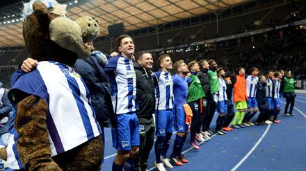 Hertha BSC will nach der Winterpause an die guten Leistungen der Hinrunde anknüpfen. Hier feiert das Team den 2:0-Sieg am letzten Spieltag des Jahres gegen Darmstadt 98 vor der Ostkurve.