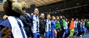 Hertha BSC will nach der Winterpause an die guten Leistungen der Hinrunde anknüpfen. Hier feiert das Team den 2:0-Sieg am letzten Spieltag des Jahres gegen Darmstadt 98 vor der Ostkurve.