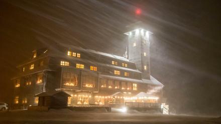 Schneetreiben herrscht auf dem Fichtelberg bei Oberwiesenthal im Erzgebirgskreis (Sachsen). 