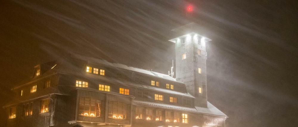 Schneetreiben herrscht auf dem Fichtelberg bei Oberwiesenthal im Erzgebirgskreis (Sachsen). 