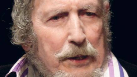 Georg Stefan Troller wurde am 10. Dezember 1921 als Sohn eines jüdischen Pelzhändlers in Wien geboren. Wenige Tage nach dem „Anschluss“ Österreichs 1938 floh er vor den Nazis und emigrierte 1941 in die USA. Als GI kehrte er nach Europa zurück, seit 1949 lebt Troller in Paris. Dort begann er zuerst für den Hörfunk, später für das Fernsehen zu arbeiten. Legendär ist sein „Pariser Journal“ (1962 bis 1971), als ZDF-Sonderkorrespondent in Paris präsentierte er 70 Folgen der „Personenbeschreibung“. Es folgten große Dokumentationen, darunter „Unter Deutschen – Eindrücke aus einem fremden Land“. Troller schrieb Drehbücher („Wohin und zurück“) und Bücher, „Unterwegs“ heißt sein neuestes.