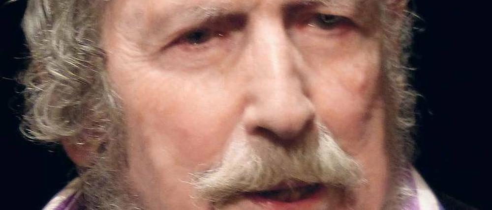 Georg Stefan Troller wurde am 10. Dezember 1921 als Sohn eines jüdischen Pelzhändlers in Wien geboren. Wenige Tage nach dem „Anschluss“ Österreichs 1938 floh er vor den Nazis und emigrierte 1941 in die USA. Als GI kehrte er nach Europa zurück, seit 1949 lebt Troller in Paris. Dort begann er zuerst für den Hörfunk, später für das Fernsehen zu arbeiten. Legendär ist sein „Pariser Journal“ (1962 bis 1971), als ZDF-Sonderkorrespondent in Paris präsentierte er 70 Folgen der „Personenbeschreibung“. Es folgten große Dokumentationen, darunter „Unter Deutschen – Eindrücke aus einem fremden Land“. Troller schrieb Drehbücher („Wohin und zurück“) und Bücher, „Unterwegs“ heißt sein neuestes.