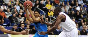 Helden in Strumpfhosen. Malcolm Miller (M.) im Trikot von Alba sucht gegen Malagas Defensive ein Durchkommen. 