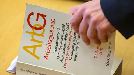 Arbeit auf Zeit. Ist ein Unternehmen an einen Tarif gebunden, gelten spezielle Regeln für die Befristung von Verträgen. 
