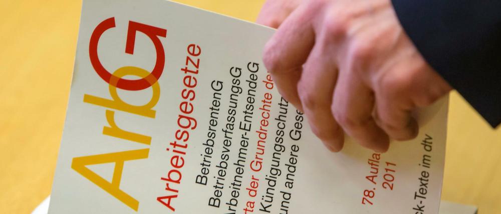 Arbeit auf Zeit. Ist ein Unternehmen an einen Tarif gebunden, gelten spezielle Regeln für die Befristung von Verträgen. 
