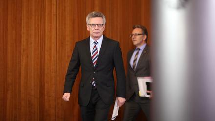 Bundesinnenminister Thomas de Maiziere (CDU) kommt am 23.12.2016 in Berlin auf zu einer Pressekonferenz im Innenministerium. 