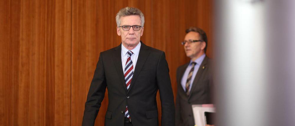 Bundesinnenminister Thomas de Maiziere (CDU) kommt am 23.12.2016 in Berlin auf zu einer Pressekonferenz im Innenministerium.
