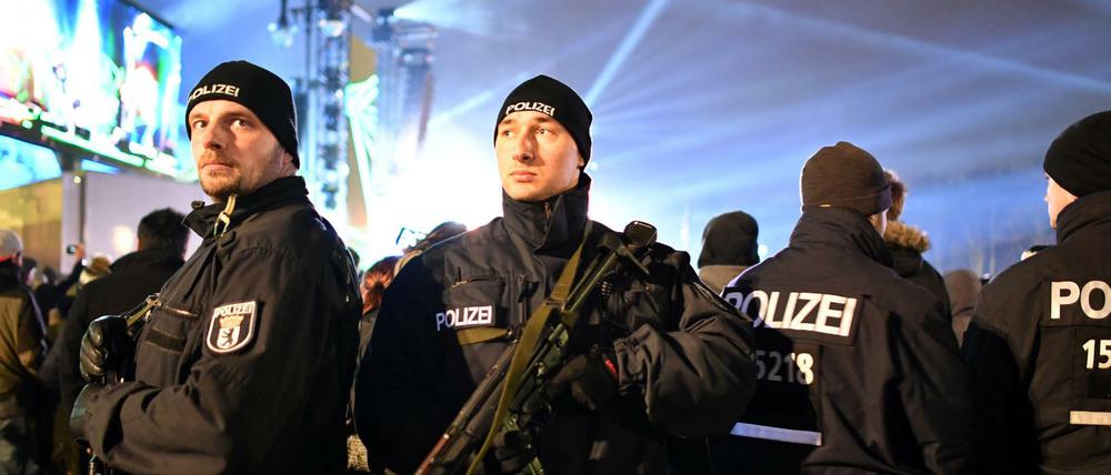 Polizisten in der Silvesternacht am Brandenburger Tor auf der Festmeile. 