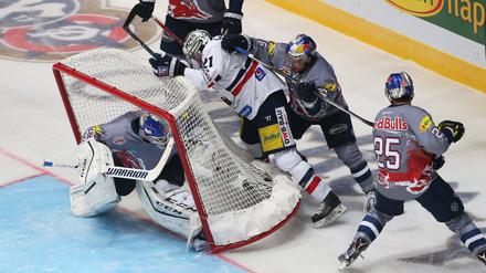 In Schieflage. Eisbär Kyle Wilson (in weiß) beim Spiel in München.