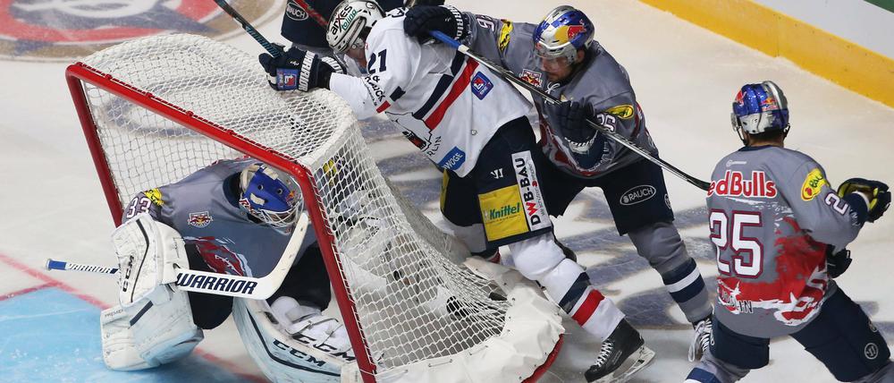 In Schieflage. Eisbär Kyle Wilson (in weiß) beim Spiel in München.