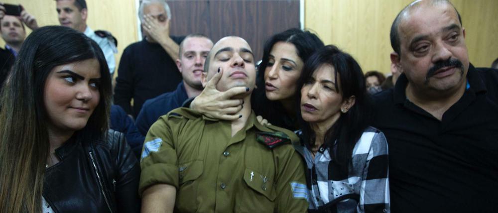 Der wegen Totschlags verurteilte israelische Soldat Elor Asaria (Mitte) mit seinen Eltern