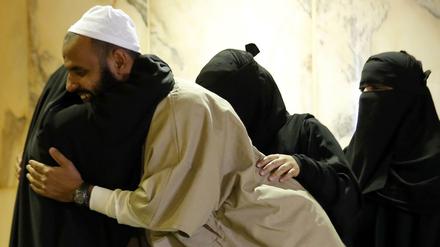 Einer der freigelassenen Häftlinge wird bei seiner Ankunft in Riad von Familienmitgliedern begrüßt.