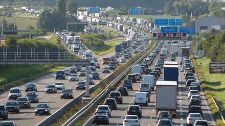 Weil Deutsche über die Kfz-Steuer entlastet werden und Ausländer zahlen müssen, sehen sich Anrainerstaaten wie Österreich durch die Maut benachteiligt. 