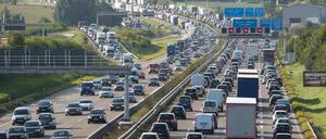 Weil Deutsche über die Kfz-Steuer entlastet werden und Ausländer zahlen müssen, sehen sich Anrainerstaaten wie Österreich durch die Maut benachteiligt. 