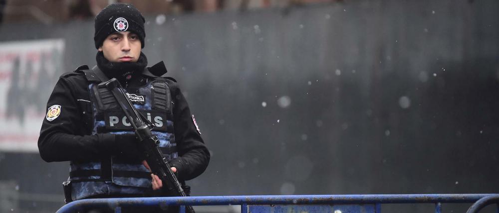 Ein Polizeibeamter sichert den Istanbuler Nachtclub "Reina", in dem in der Silvesternacht bei einem Anschlag mindestens 39 Menschen getötet worden sind.