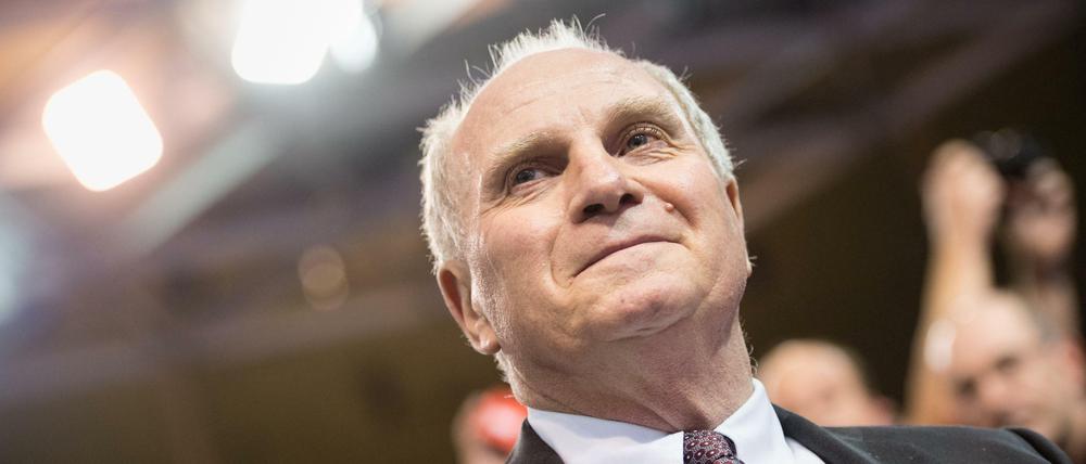 Anfang 2016 wird Hoeneß nach verbüßter Haft wegen Steuerhinterziehung vorzeitig entlassen. Am Ende desselben Jahres wählen ihn die Mitglieder dann schon wieder zum Präsidenten des FC Bayern. Dort ist er wie immer: Mächtig aktiv und meinungsstark. 