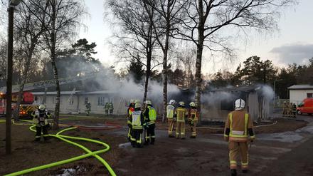 Die Feuerwehr hat den Brand in dem Flüchtlingsheim unter Kontrolle. 