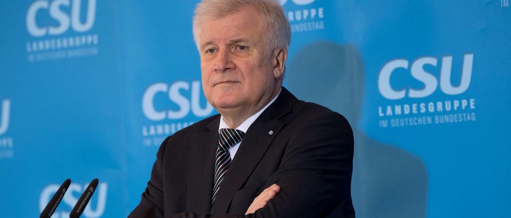 Die Anhänger der CSU vertrauen laut einer Forsa-Umfrage dem bayerischen Ministerpräsident Horst Seehofer (CSU) weniger als Bundeskanzlerin Angela Merkel (CDU). 