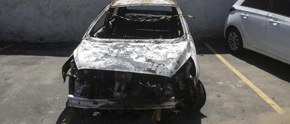 In diesem ausgebrannte Auto wurde die Leiche des griechischen Botschafters in Brasilien gefunden. Seine Frau soll den Mord geplant haben.