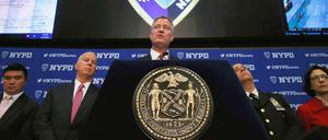 Bürgermeister Bill de Blasio (Mitte) erklärte, die Stadt ernte die Früchte gezielter Strategien.