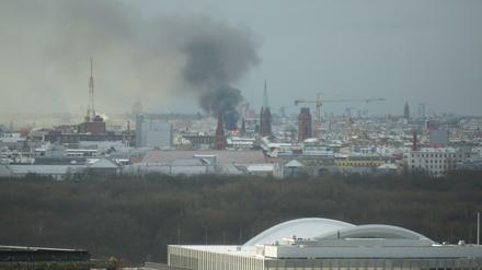 Rauch über Berlin. Dieses Bild schickte uns ein Tagesspiegel-Leser.