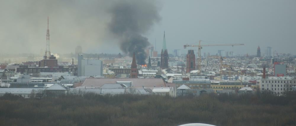 Rauch über Berlin. Dieses Bild schickte uns ein Tagesspiegel-Leser.