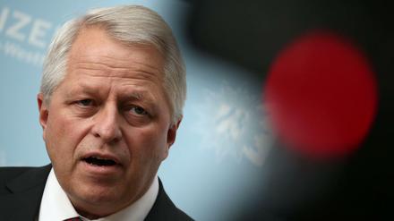 Der Kölner Polizeipräsident Jürgen Mathies äußert sich am 02.01.2017 in Köln (Nordrhein-Westfalen) zu den Sicherheitsmaßnahmen in der Silvesternacht. 