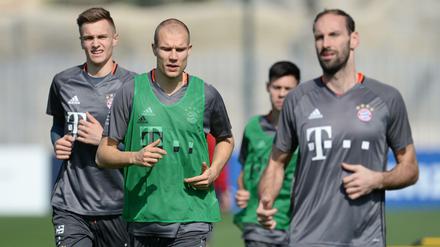 Schwitzen in der Wüste. Holger Badstuber (Zweiter von links) trainiert noch mit dem FC Bayern, ist einem Vereinswechsel aber offenbar nicht abgeneigt. 