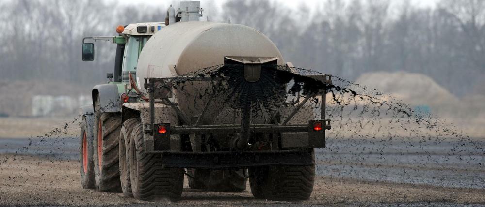 Mit einem Traktor wird hier auf einem Feld bei Jacobidrebber (Niedersachsen) Gülle ausgebracht. Die Überdüngung ist Ursache hoher Nitratwerte im Trinkwasser.
