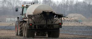 Mit einem Traktor wird hier auf einem Feld bei Jacobidrebber (Niedersachsen) Gülle ausgebracht. Die Überdüngung ist Ursache hoher Nitratwerte im Trinkwasser.