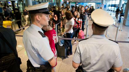 Die belgische Regierung will erreichen, dass künftig nicht nur an Flughäfen - hier der Airport von Frankfurt am Main - kontrolliert wird, sondern bei grenzüberschreitenden Reisen auch in Bahnen, Bussen und auf Schiffen. 