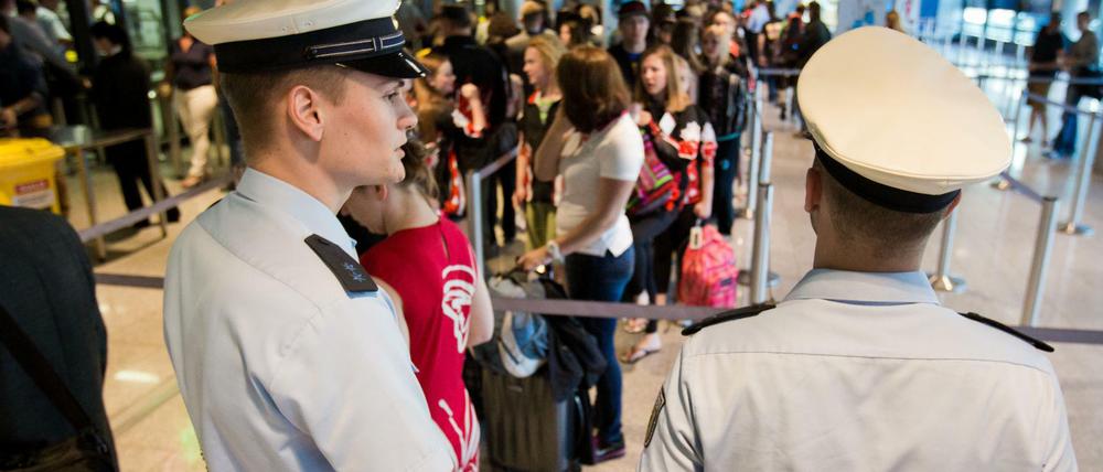 Die belgische Regierung will erreichen, dass künftig nicht nur an Flughäfen - hier der Airport von Frankfurt am Main - kontrolliert wird, sondern bei grenzüberschreitenden Reisen auch in Bahnen, Bussen und auf Schiffen.