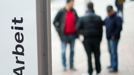 Passanten stehen am 02.02.2016 vor der Bundesagentur für Arbeit.
