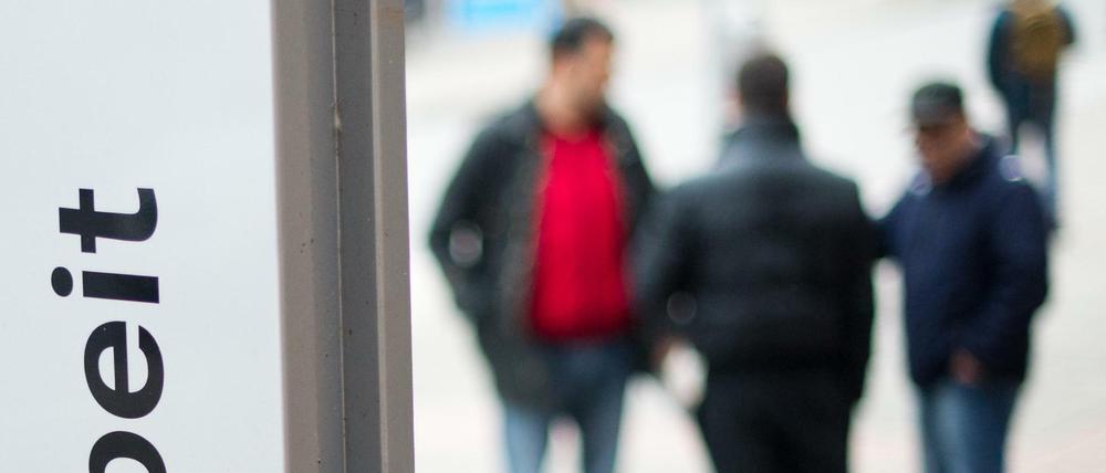Passanten stehen am 02.02.2016 vor der Bundesagentur für Arbeit.