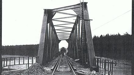 Ein Bild aus frühen Tagen: Vor der Inbetriebnahme wurde die Tragfähigkeit der Brücke getestet. Liebe Leserinnen, liebe Leser: Senden Sie Ihre Fotos von verlorenen Orten in Berlin und Brandenburg an leserbilder@tagesspiegel.de!