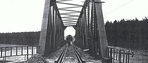 Ein Bild aus frühen Tagen: Vor der Inbetriebnahme wurde die Tragfähigkeit der Brücke getestet. Liebe Leserinnen, liebe Leser: Senden Sie Ihre Fotos von verlorenen Orten in Berlin und Brandenburg an leserbilder@tagesspiegel.de!