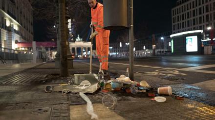 Nach der Silvesternacht 2016 muss ein BSR-Mitarbeiter wieder ordentlich aufräumen.