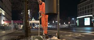 Nach der Silvesternacht 2016 muss ein BSR-Mitarbeiter wieder ordentlich aufräumen.